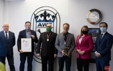 Wręczenie statuetki na ręce Władz Uczelni za AMP